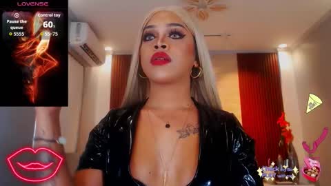 Snapshot of urmajestytyra chatting on 10.18.25 UrMajestyTyra online show from 10.18.25