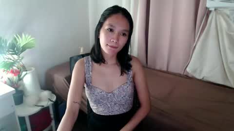 Snapshot of urpinayaureen04 chatting on 11.29.25 Petite hennesy online show from 11.29.25