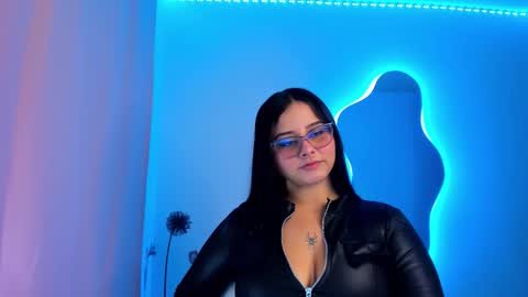 Snapshot of val_ferrer chatting on 10.10.25 Valeria online show from 10.10.25