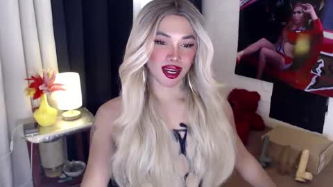Snapshot of valentina_goddess_tsxxx chatting on 02.19.25 Amanda online show from 02.19.25