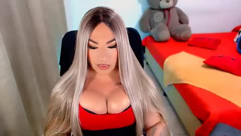 Snapshot of valentinaxqueen chatting on 03.01.25 online show from 03.01.25