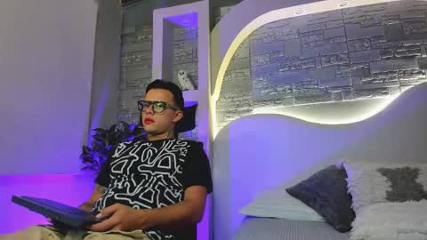 Snapshot of valentino_moretti chatting on 12.01.25 valentino_moretti online show from 12.01.25