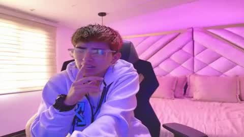 Snapshot of valeryevansvg chatting on 11.28.25 Valery online show from 11.28.25