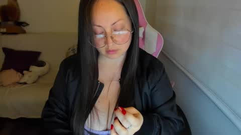 Snapshot of valeryvass_07 chatting on 09.16.25 My name is Valery... Nice to meet you thumb up me please its important online show from 09.16.25