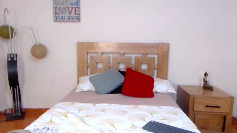 Snapshot of valesantodomingo chatting on 10.15.25 Sofia online show from 10.15.25