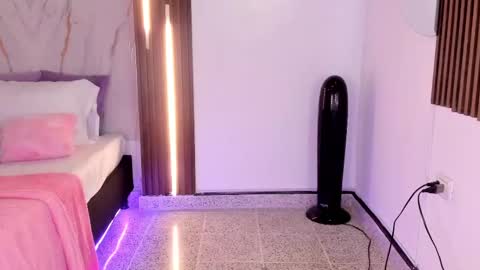 Snapshot of valloletsamar chatting on 10.05.25 Vallolet Peach  online show from 10.05.25