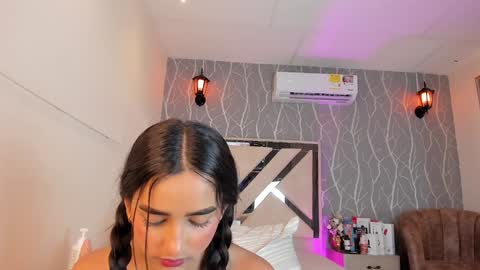 Snapshot of vanessa_guzman1 chatting on 02.04.25 online show from 02.04.25