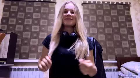 Snapshot of vaniasaisa chatting on 11.12.25 Saisa online show from 11.12.25