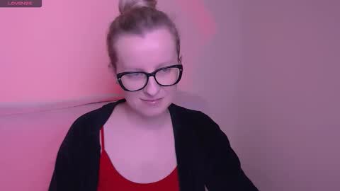 Mia online show from 11.21.25