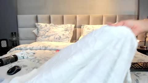 Snapshot of vannabardot chatting on 09.25.25 VANNA online show from 09.25.25