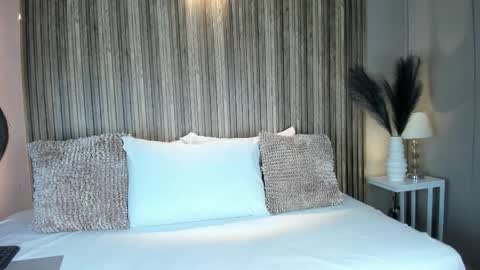 V A N N E S A   online show from 10.24.25