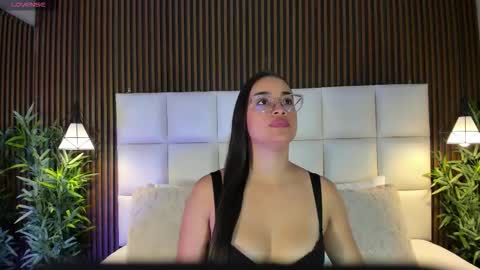 V A N N E S A   online show from 11.27.25