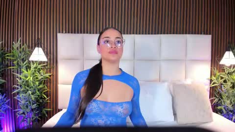 V A N N E S A   online show from 12.05.25