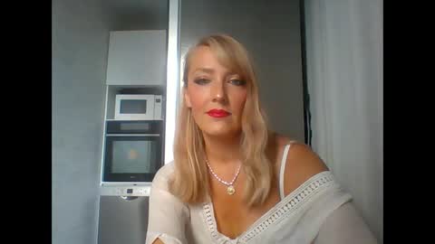 Snapshot of veessa chatting on 10.16.25 Veessa online show from 10.16.25