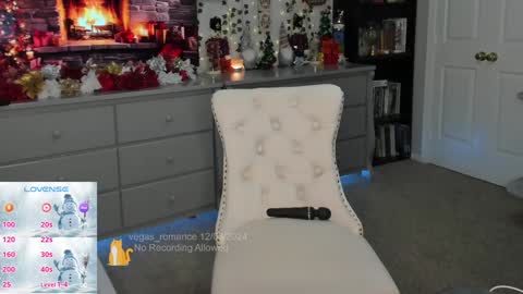 Snapshot of vegas_romance chatting on 12.04.24 vegas_romance online show from 12.04.24