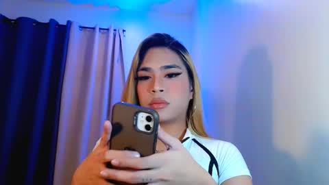 Snapshot of velvet_delux69 chatting on 11.03.25 velvet_delux69 online show from 11.03.25