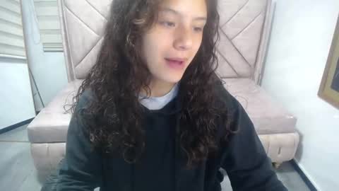 Snapshot of velvet_moon_v chatting on 09.30.25 velvet_moon_v online show from 09.30.25