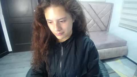 Snapshot of velvet_moon_v chatting on 10.08.25 velvet_moon_v online show from 10.08.25
