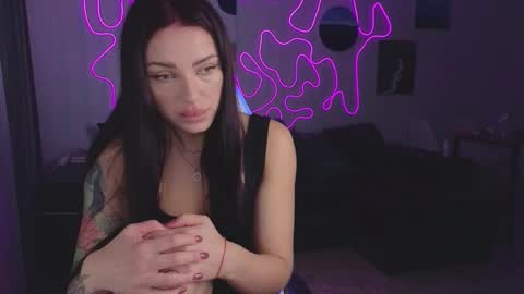 Snapshot of venomchic chatting on 11.17.25 Sofia online show from 11.17.25