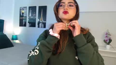 Snapshot of venus_steffen chatting on 09.12.25 Mia online show from 09.12.25