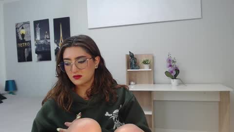 Snapshot of venus_steffen chatting on 09.19.25 Mia online show from 09.19.25