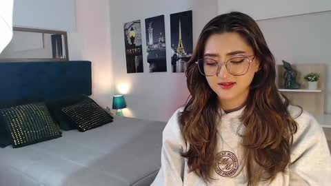 Snapshot of venus_steffen chatting on 09.29.25 Mia online show from 09.29.25