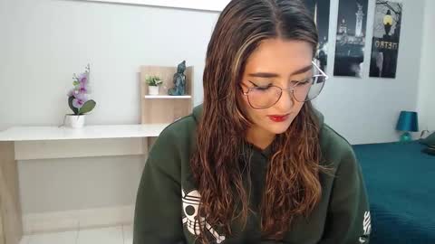 Snapshot of venus_steffen chatting on 10.15.25 Mia online show from 10.15.25