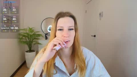 Snapshot of viamltdreamer chatting on 10.07.25 viamltdreamer online show from 10.07.25