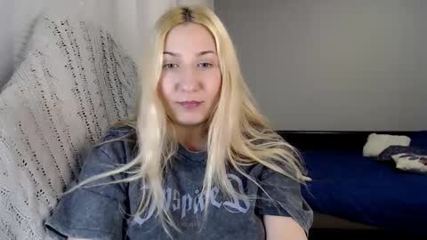 Snapshot of vibezgirl chatting on 10.20.25 Amelia online show from 10.20.25