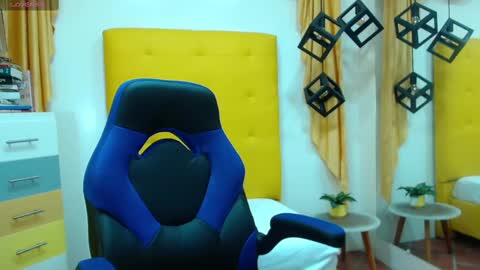 Snapshot of vic_nahomy chatting on 02.04.25 nahomy online show from 02.04.25