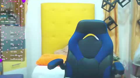 Snapshot of vic_nahomy chatting on 03.07.25 nahomy online show from 03.07.25