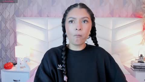 Snapshot of victoria___jonnes chatting on 10.05.25 victoria___jonnes online show from 10.05.25