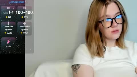Snapshot of victoria_pum_ chatting on 01.05.25 Jessie online show from 01.05.25