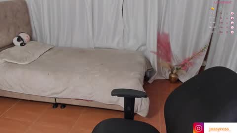 V  I C  T O R I A  online show from 01.18.25