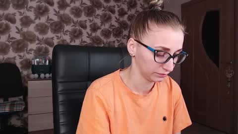 Snapshot of vikaericka chatting on 12.13.24 Vika online show from 12.13.24