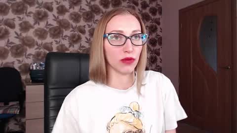 Snapshot of vikaericka chatting on 01.21.25 Vika online show from 01.21.25