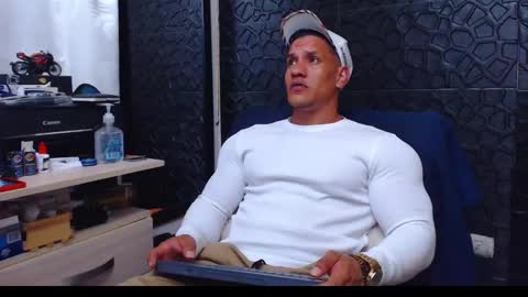 Snapshot of viktorherrera chatting on 01.21.25 Viktor Herrera online show from 01.21.25