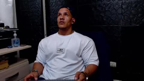 Snapshot of viktorherrera chatting on 02.18.25 Viktor Herrera online show from 02.18.25