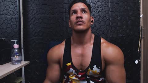 Snapshot of viktorherrera chatting on 10.08.25 Viktor Herrera online show from 10.08.25