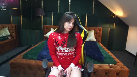 Snapshot of viktoria_storm chatting on 12.25.24 Alisa online show from 12.25.24