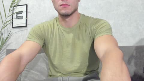 Snapshot of vincent_o chatting on 12.23.24 Vincent. uncut 18cm online show from 12.23.24
