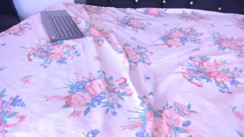 Snapshot of violetadumsper chatting on 09.30.25 VioletaDums online show from 09.30.25