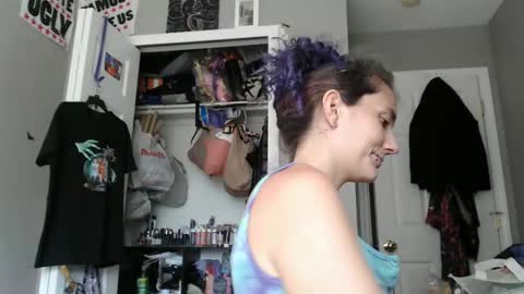 Snapshot of violethooper chatting on 09.18.25 Violet Hooper online show from 09.18.25