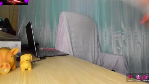 Snapshot of violetparkker chatting on 10.17.25 violetparkker online show from 10.17.25