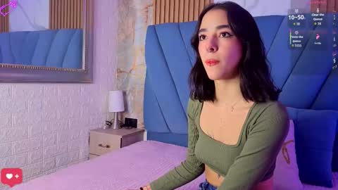 Snapshot of violett__golden chatting on 09.28.25 ViolettGolden online show from 09.28.25