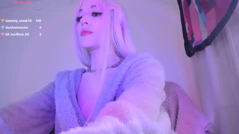 Snapshot of violettbones chatting on 01.08.25 Violett online show from 01.08.25