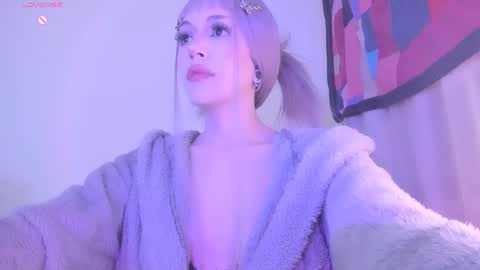 Snapshot of violettbones chatting on 02.08.25 Violett online show from 02.08.25