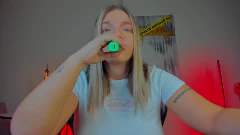 Snapshot of viollasinzz chatting on 12.18.24 Violla online show from 12.18.24