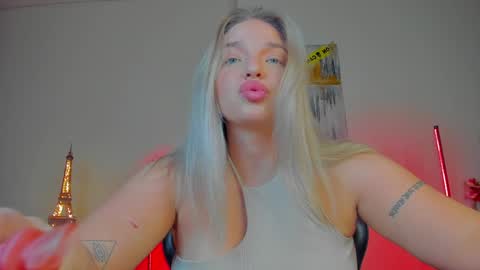 Snapshot of viollasinzz chatting on 01.03.25 Violla online show from 01.03.25