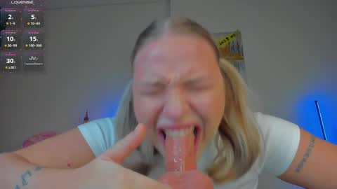 Snapshot of viollasinzz chatting on 01.11.25 Violla online show from 01.11.25